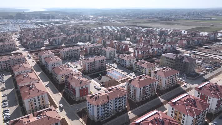 Bakan Kurum, Adıyamanlı depremzede çocuğa verdiği halı saha sözünü tuttu