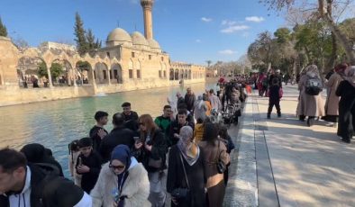Şanlıurfa’nın tarihi Balıklıgöl’ü ziyaretçi akınına uğradı