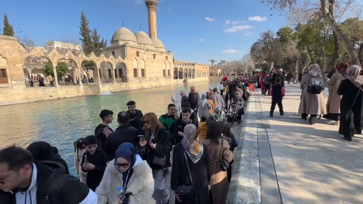 Şanlıurfa’nın tarihi Balıklıgöl’ü ziyaretçi akınına uğradı