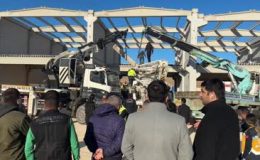 Beton bloğun altında kalan sürücü can verdi