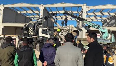 Beton bloğun altında kalan sürücü can verdi