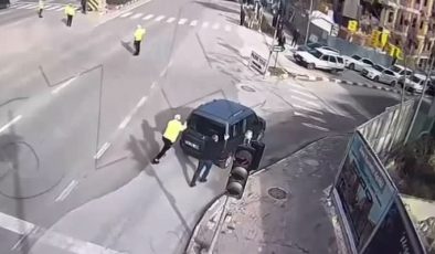 Trafik polisi arızalanan aracı güvenli bölgeye taşıdı