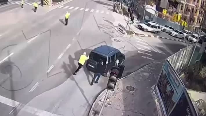 Trafik polisi arızalanan aracı güvenli bölgeye taşıdı