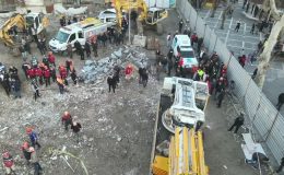 Bina yıkım sırasında iş makinesinin üzerine çöktü