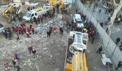 Bina yıkım sırasında iş makinesinin üzerine çöktü