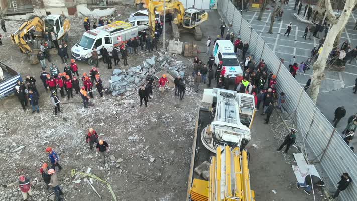 Bina yıkım sırasında iş makinesinin üzerine çöktü