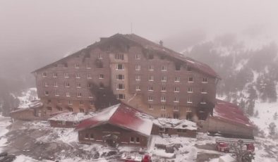 Bolu Kartalkaya’daki yangın çıkan Grand Kartal Otel dronla havadan görüntülendi