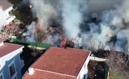 Boş arazide başlayıp 3 eve sıçrayan yangın söndürüldü