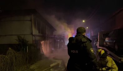 Oto galerisinde çıkan yangında 13 araç hasar gördü