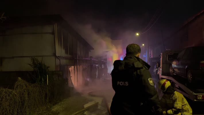 Oto galerisinde çıkan yangında 13 araç hasar gördü