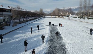 Buz tutan Çoruh Nehri’nde kızak keyfi