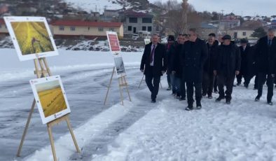 Buzla kaplı Çıldır Gölü’nde fotoğraf sergisi düzenlendi