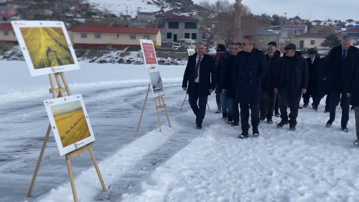 Buzla kaplı Çıldır Gölü’nde fotoğraf sergisi düzenlendi