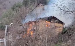 Çıkan yangında müstakil ev kullanılmaz hale geldi