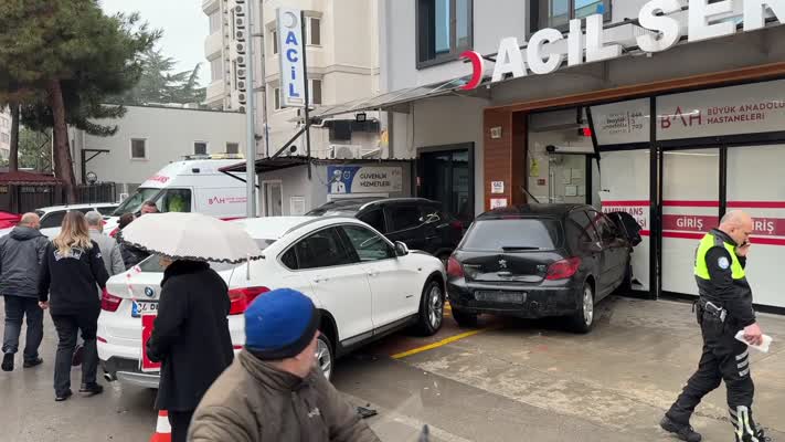 Cipin çarptığı otomobil hastanenin acil servisine girdi