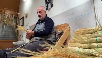 Dede mesleği ot süpürge: Tek başına 20 süpürge üretiyor
