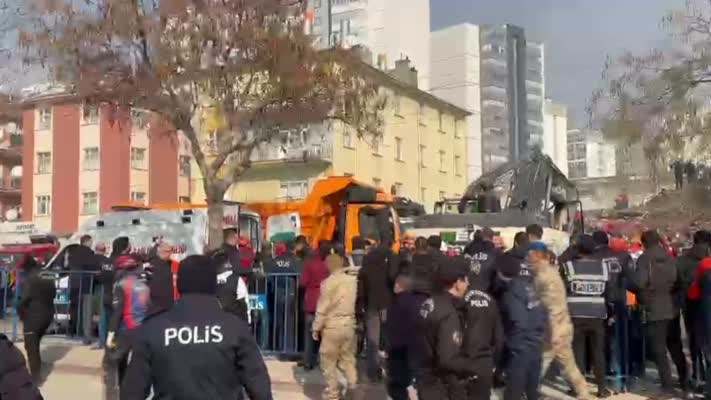 Konya’daki bina enkazında 23 yaşında bir kadının cansız bedeni bulundu