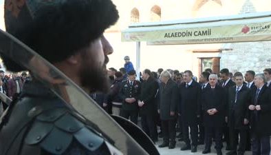Cumhurbaşkanı Yardımcısı Yılmaz, Selçuklu Sultanlarına saygı nöbetini izledi