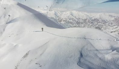 Tunceli’de dağcılar metrelerce karı aşarak zirveye ulaşıyor