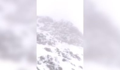 Kar ve sis altında Gürlevik Dağı’nın zirvesinde Türk bayrağı dalgalandı