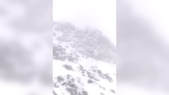 Kar ve sis altında Gürlevik Dağı’nın zirvesinde Türk bayrağı dalgalandı