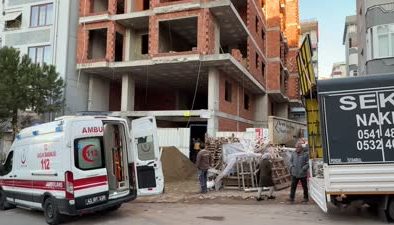 Dairesine bakmak için geldiği inşaatın 1. katından düşen kadın yaralandı