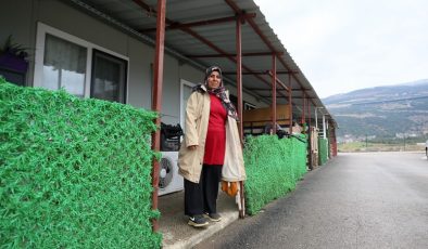 Depremde bacağını kaybeden Songül Güneş, oğlu için mücadele ediyor