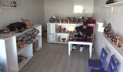 Depremden kurtulan Pınar Çelik, bakır işçiliğiyle hayata tutunuyor