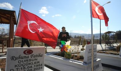 Depremde kaybettiği ailesinin mezarını her gün ziyaret ederek huzur buluyor