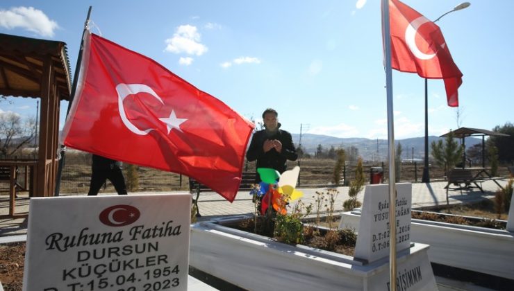 Depremde kaybettiği ailesinin mezarını her gün ziyaret ederek huzur buluyor