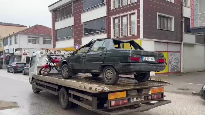 Kontrolden çıkan araç dereye devrildi: Sürücü öldü