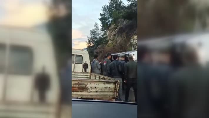 Devrilen tur midibüsündeki 23 kişi yaralandı