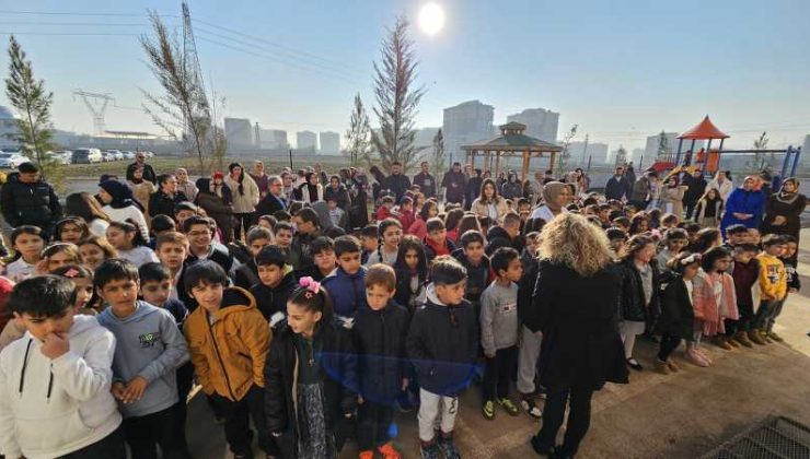 Diyarbakır ve çevre illerde öğrenciler karnelerini alarak yarıyıl tatiline başladı