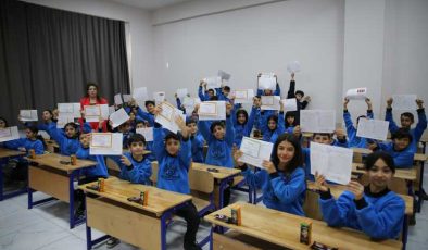 Diyarbakır’da 466 bin öğrenci karne sevinci yaşadı
