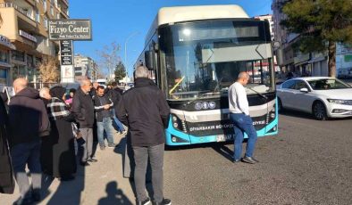 Diyarbakır’da arızalanan otobüs vatandaşları mağdur etti