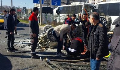 Diyarbakır’da otomobil korkuluğa çarptı, 4 kişi yaralandı