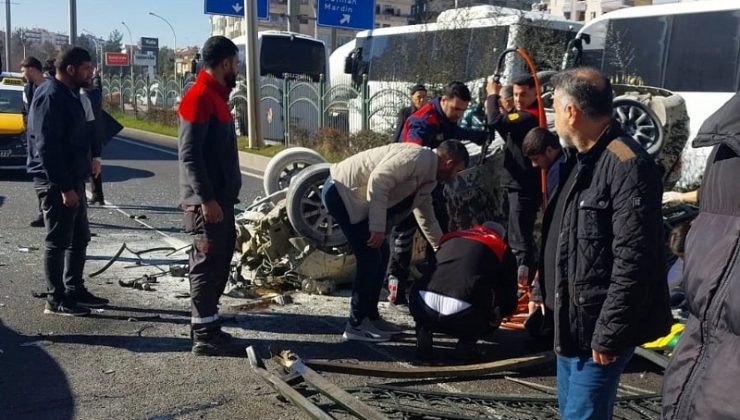 Diyarbakır’da otomobil korkuluğa çarptı, 4 kişi yaralandı