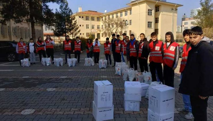 Diyarbakır’da öğrenciler harçlıklarıyla ihtiyaç sahiplerine gıda kolisi gönderdi