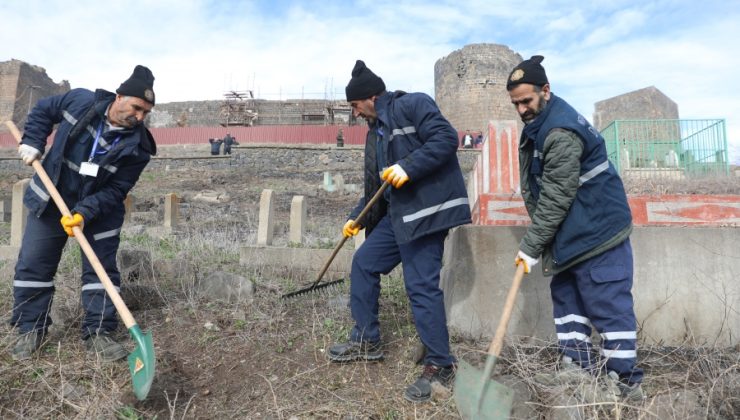 Diyarbakır’da mezarlıklarda büyük temizlik seferberliği