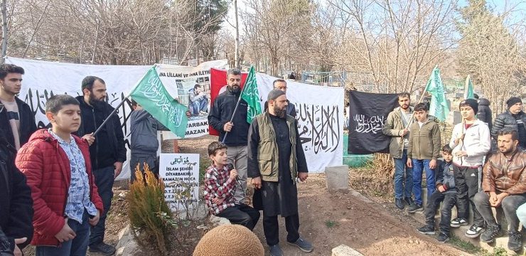 Diyarbakırlı Ramazan Hoca kabri başında dualarla anıldı
