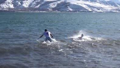 Doğaseverler dondurucu soğukta Van Gölü’nde yüzdü