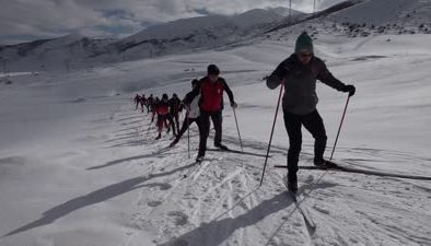 Dondurucu soğukta şampiyonluk için kayıyorlar