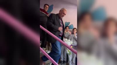 Emekli olan hizmetli görev yaptığı okuldan alkışlarla uğurlandı