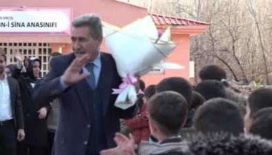 Van’da emekli olan öğretmene duygulandıran veda