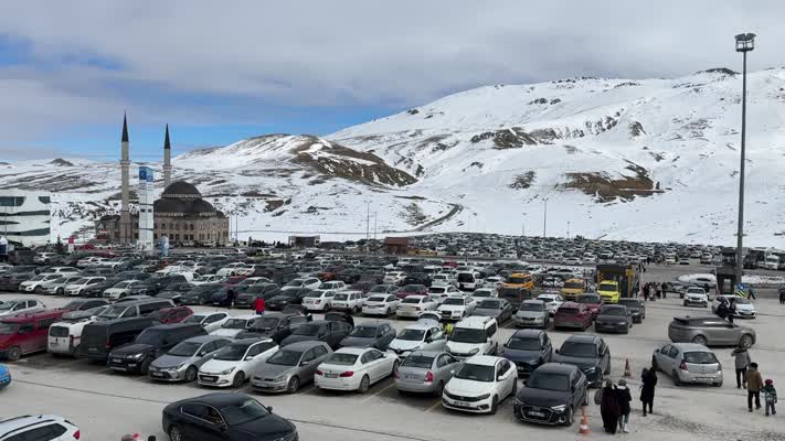 Erciyes’te yarıyıl tatili yoğunluğu: Kayakseverler akın etti