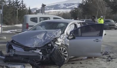 Erzurum’da minibüs ve otomobil çarpıştı: 6 kişi yaralandı