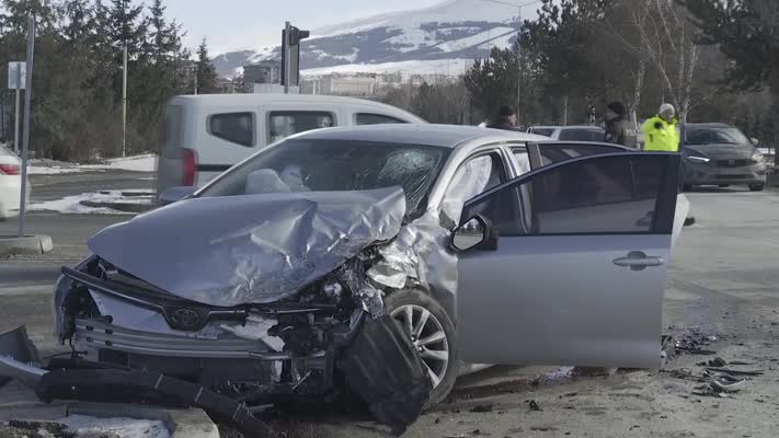 Erzurum’da minibüs ve otomobil çarpıştı: 6 kişi yaralandı
