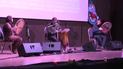 Eşi ve kardeşiyle aynı sahnede büyüleyici santur performansları