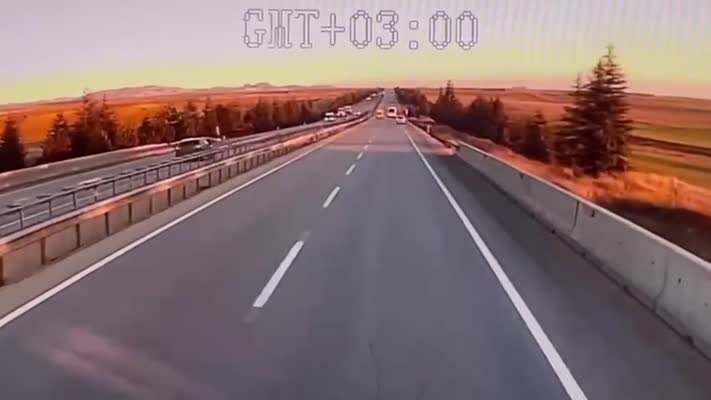 Ters yöne giren araç kazaya neden oldu: 1 ölü, 4 yaralı
