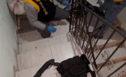 Evlerinde 12 silah ele geçirilen 2 kardeş tutuklandı